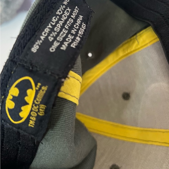 Batman DC Comics Gray Lightweight Stretch Fit Cap Superhero Hat Gray Mens Unisex - Picture 3 of 6